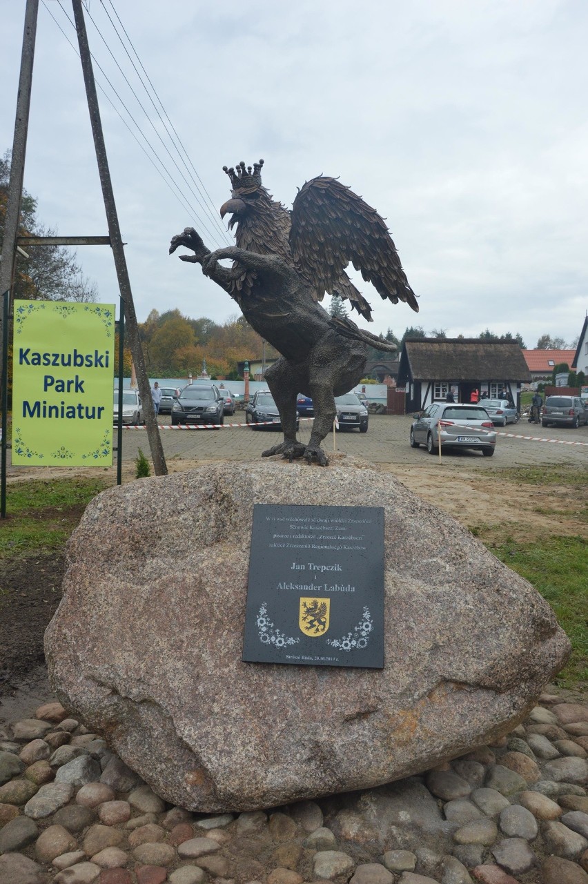 Majestatyczny gryf stanął przed wejściem do Kaszubskiego...