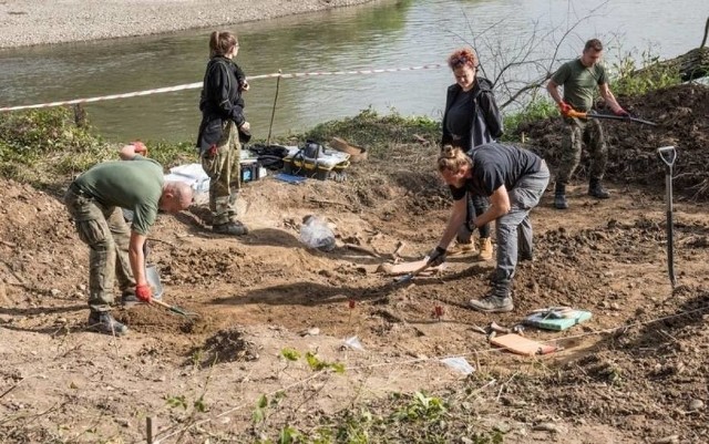 Prace poszukiwawcze nad Sołą w Oświęcimiu w ramach śledztwa prowadzonego przez krakowski IPN w związku ze zbrodniami popełnionymi przez NKWD i UB