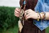 Biżuteria damska, która przynosi szczęście. Te kamienie i symbole mogą przynieść powodzenie w życiu, pieniądze i miłość. Znajdź swój amulet!