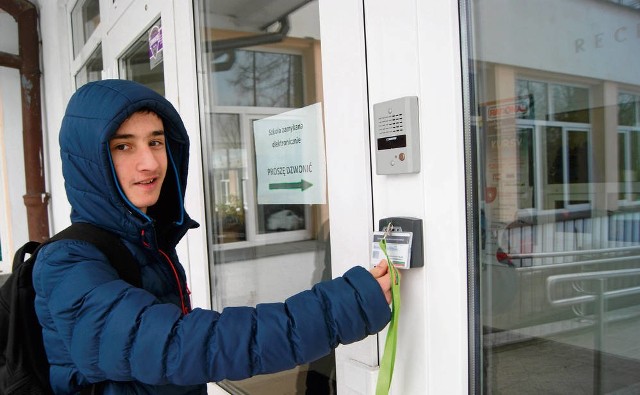 Andrzej, uczeń ZSHT, by wejść wczoraj do szkoły musiał odbić przed drzwiami swoją „kartę-klucz”