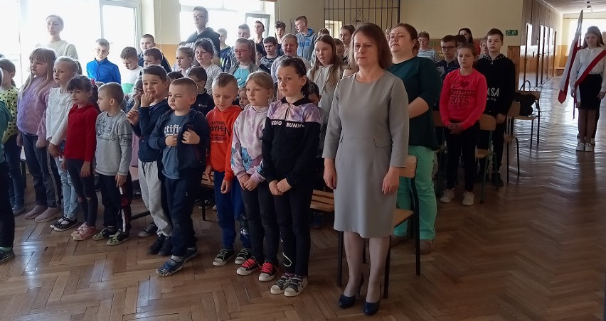 Uczniowie Publicznej Szkoły Podstawowej w Mydłowie uczcili święto Konstytucji 3 Maja. Piękna akademia. Zobacz zdjęcia