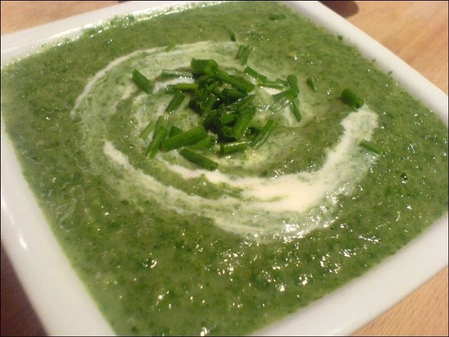 Zupa krem ze szpinaku jest pożywna i bogata w witaminy.