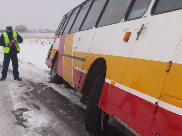 W Łążku szkolny autobus wjechał do rowu. Kierowca miał blisko dwa promile alkoholu.