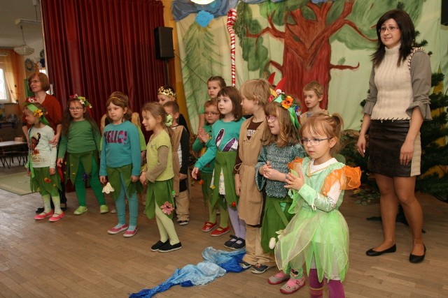Przedszkolaki pod okiem nauczycielek Katarzyny Wrońskiej i Magdy Radziszewskiej odegrały przedstawienie o tym jak powstały Kielce.