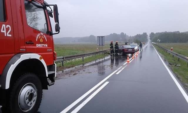 Na odcinku drogi krajowej nr 21 między Zielinem a Suchorzem (gm. Trzebielino) kierująca audi straciła panowanie nad pojazdem i uderzyła w barierę energochłonną.