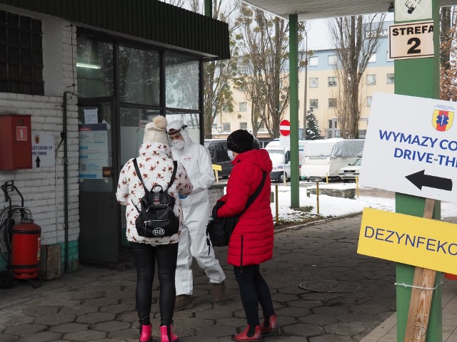 Ogólnopolski program testów jest związany z planowanym powrotem do nauki stacjonarnej dzieci z klas I-III po trwających feriach zimowych - w poniedziałkowy wieczór rząd potwierdził powrót do stacjonarności tych oddziałów od 18 stycznia.Testy na koronawirusa dla nauczycieli i tzw. niepedagogicznych. W województwie łódzkim 11,5 tys. osób do zbadania CZYTAJ DALEJ >>>>...