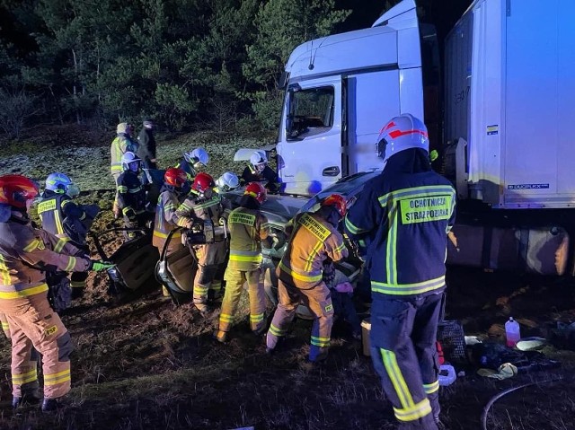 W nocy z piątku na sobotę (2/3 lutego) na drodze krajowej nr 10 miał miejsce tragiczny w skutkach wypadek.