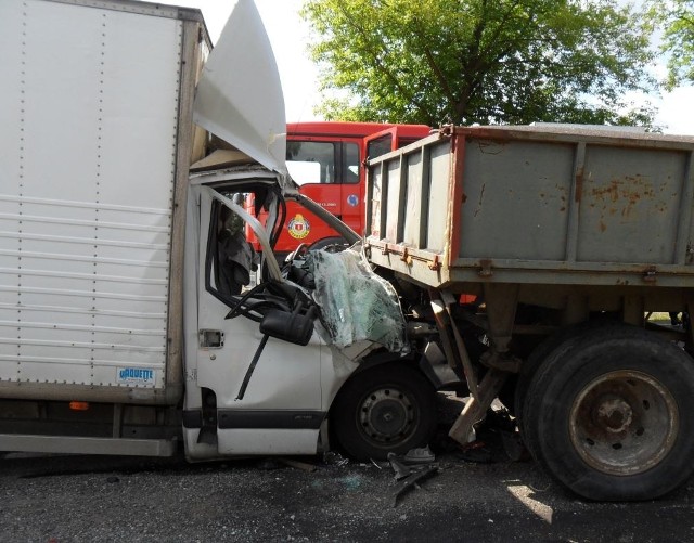 Wypadek w Rogowie. Ciągnik zderzył się z renault