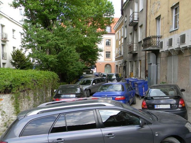 Parkowanie w wąskiej uliczce przy Białówny 5.