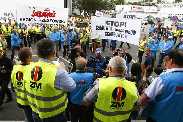 Protest pracowników Zakładów Magnezytowych pod siedzibą Urzędu Kontroli Skarbowej w Rzeszowie.