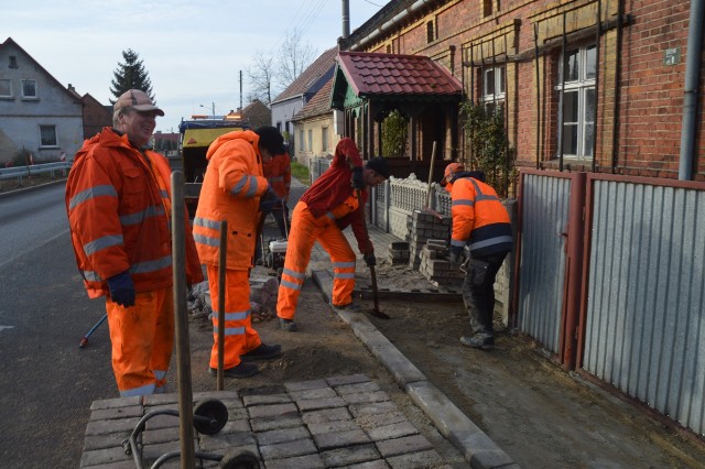 Świebodzińska firma DROGBUD przy przebudowie łuku w Radoszynie