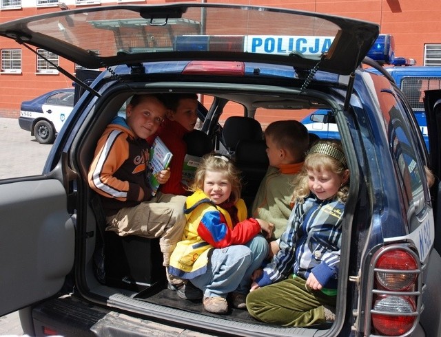 Dzieci w policyjnym samochodzie.