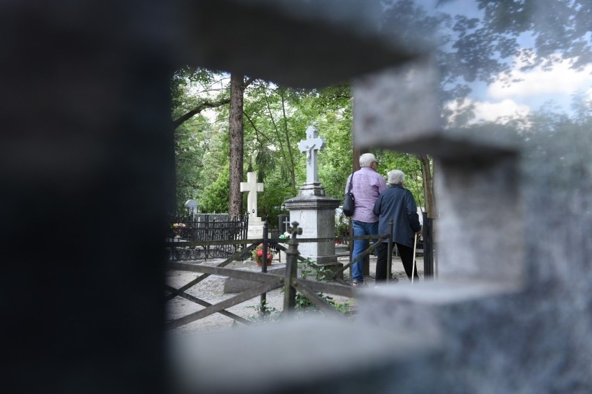 Na niektórych cmentarzach w Toruniu brakuje wolnych miejsc...