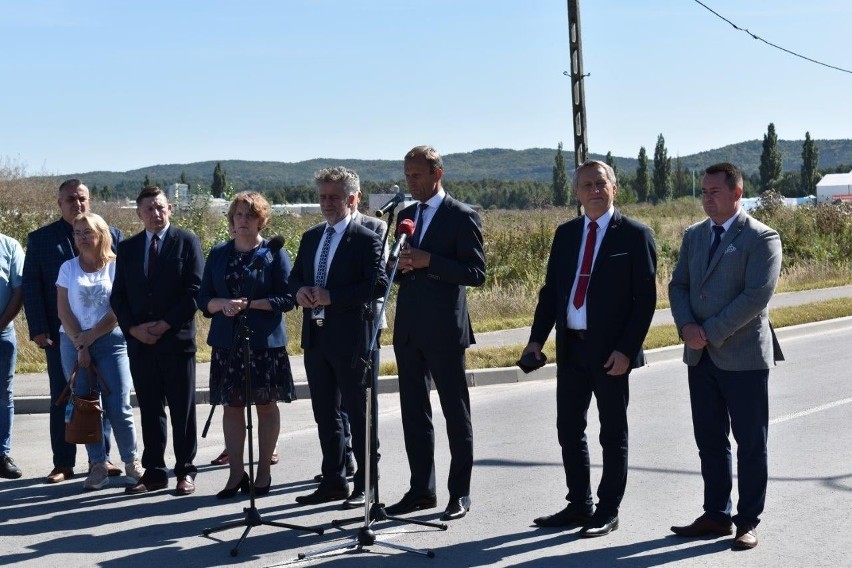 Ulica Przemysłowa w Piekoszowie oficjalnie otwarta i poświęcona. Będzie wielkim udogodnieniem dla mieszkańców i przedsiębiorców (ZDJĘCIA)