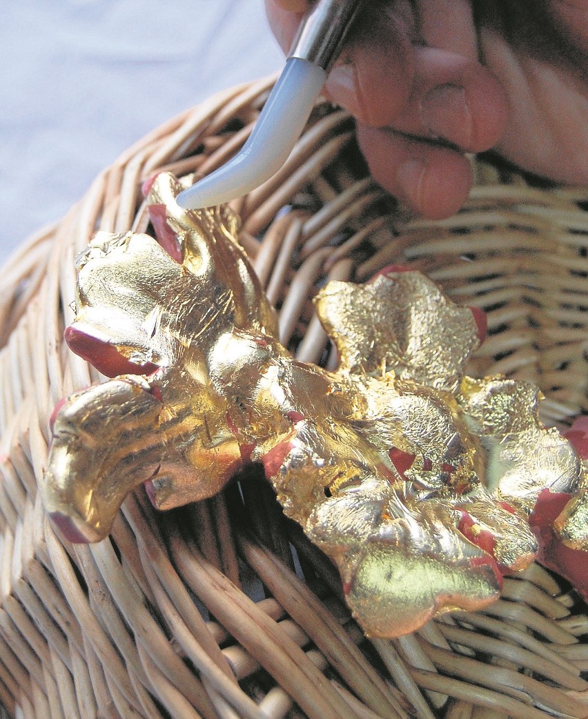 Nałożone płatki złota poleruje się twardym agatem