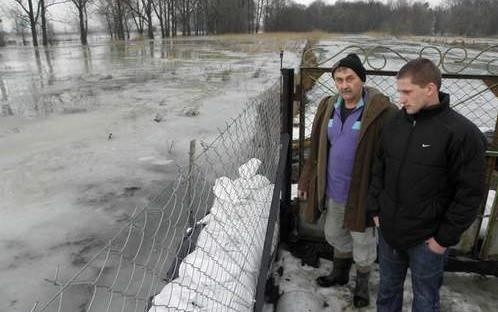 Mirosław i Emil Świetek z niepokojem obserwują rzekę, która jest już pod ich domem.