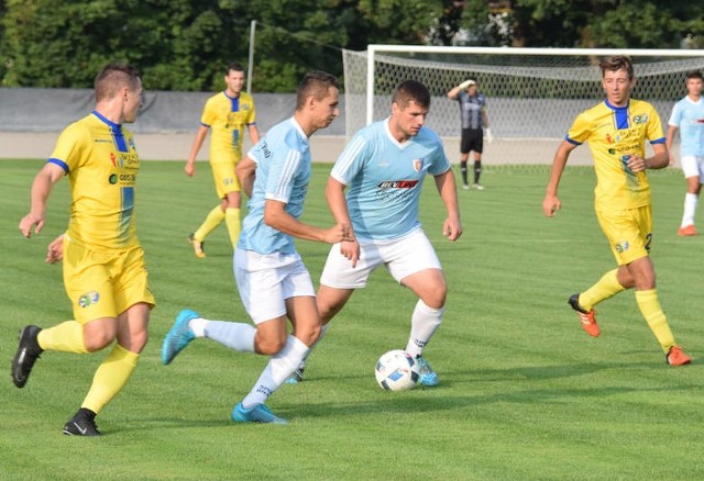 Marek Fundakowski (przy piłce) zdobył gola dla Karpat Krosno na wagę jednego punktu