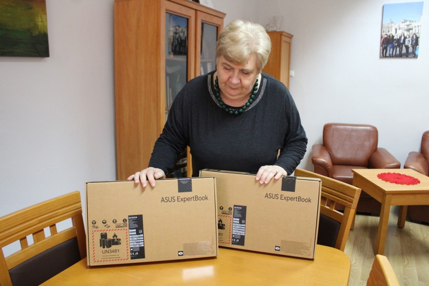Agata Wolska, dyrektorka SP 13, prezentuje laptopy, które...