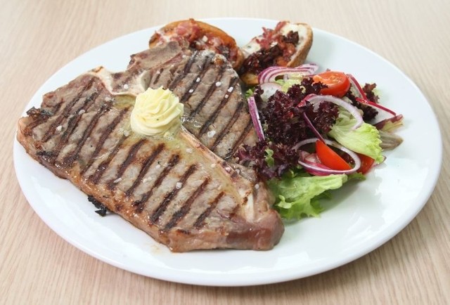 Jedną z propozycji restauracji Yummie jest T-Bone Steak, czyli słynny stek wołowy z kością serwowany w rozmiarze XXL.