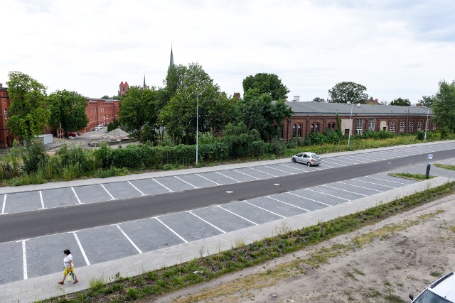 Dwa parkingi w okolicach Gregorkiewicza, od niedawna płatne, świecą pustkami