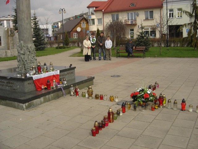 Pod Pomnikiem Niepodległości mieszkańcy Łap modlą się za ofiary katastrofy lotniczej. Spontanicznie układają krzyż ze zniczy