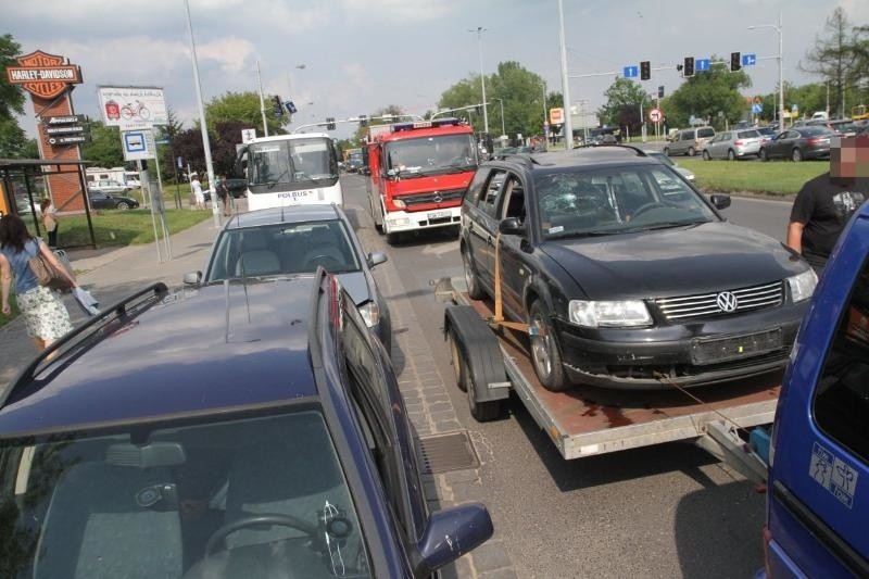 Dwa wypadki autobusów. Na Partynicach Polbus wjechał w trzy auta. W Leśnicy wypadek DLA i osobówki