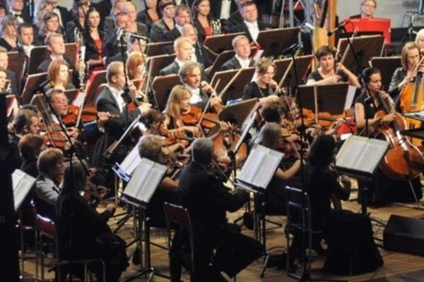 Filharmonia jest w najtrudniejszej sytuacji, bo z powodu rozbudowy od czerwca pozbawiona jest własnej siedziby, a co się z tym wiąże - także dochodów.