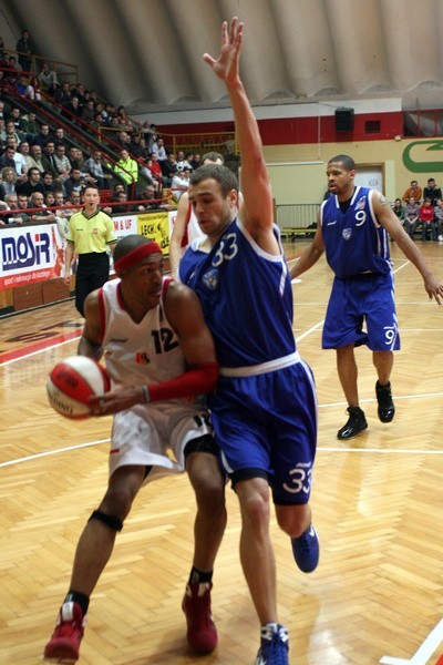Koszykarze "Stalówki" (z piłką David Godbold) skompromitowali się w Łańcucie, przegrywając w Pucharze Polski z miejscowym Sokołem.