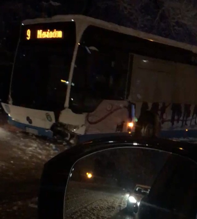 Wypadek w Rybniku na Raciborskiej. Audi uderzyło w autobus