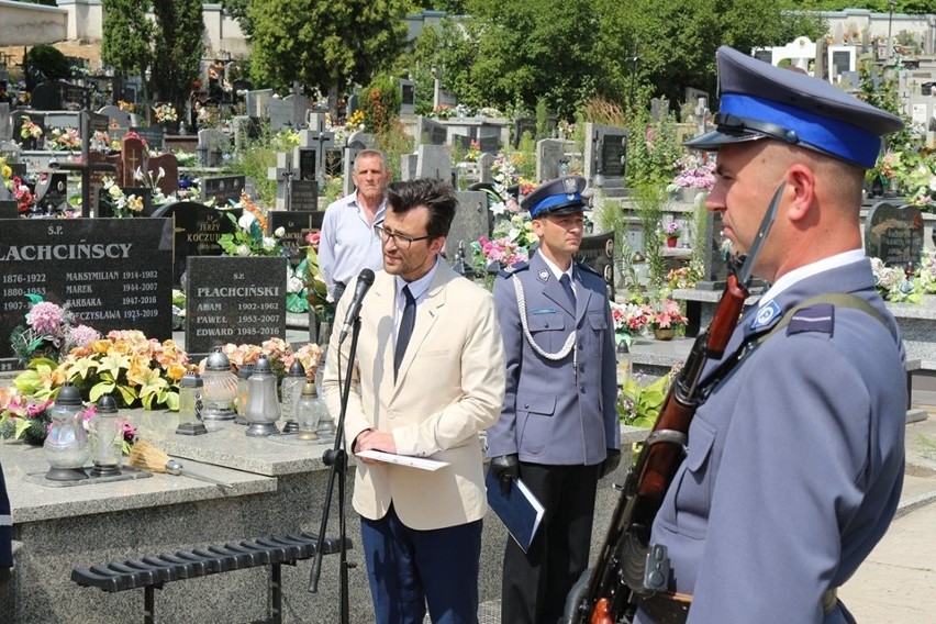 Święto policji w Starachowicach. Odsłonięto odnowiony pomnik poległych funkcjonariuszy [ZDJĘCIA]