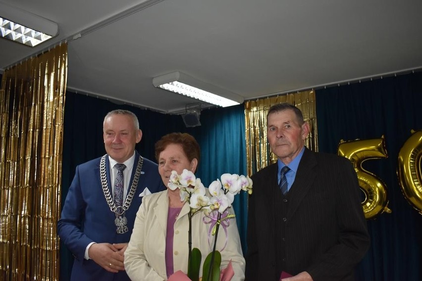 Sto lat pełnych uśmiechu i radości dla złotych par z gminy Gowarczów! Zobacz zdjęcia
