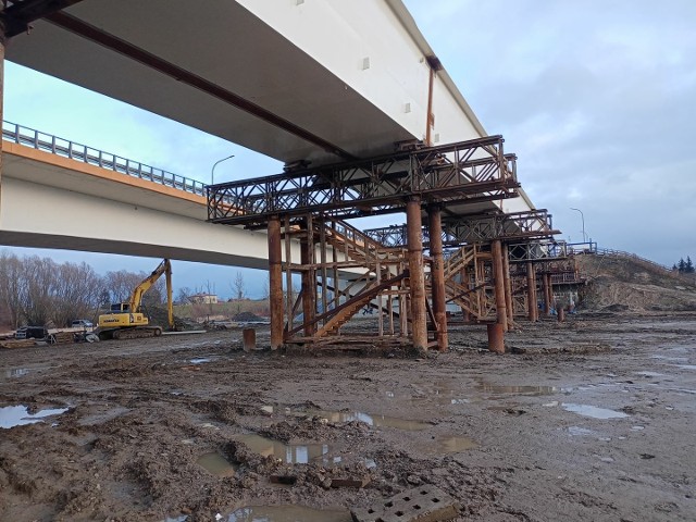 Do półmetka zbliża się montaż elementów nowej stalowej konstrukcji mostu przez Wisłę w Sandomierzu. Więcej na kolejnych zdjęciach.
