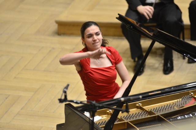 Olga Scheps zagrała w niedzielę w Auli UAM z Orkiestrą Kameralną Amadeus Koncert  fortepianowy f moll Fryderyka Chopina