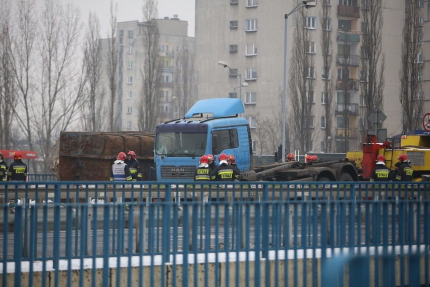 Wypadek w Świętochłowicach. Ciężarówka ze złomem wywróciła...