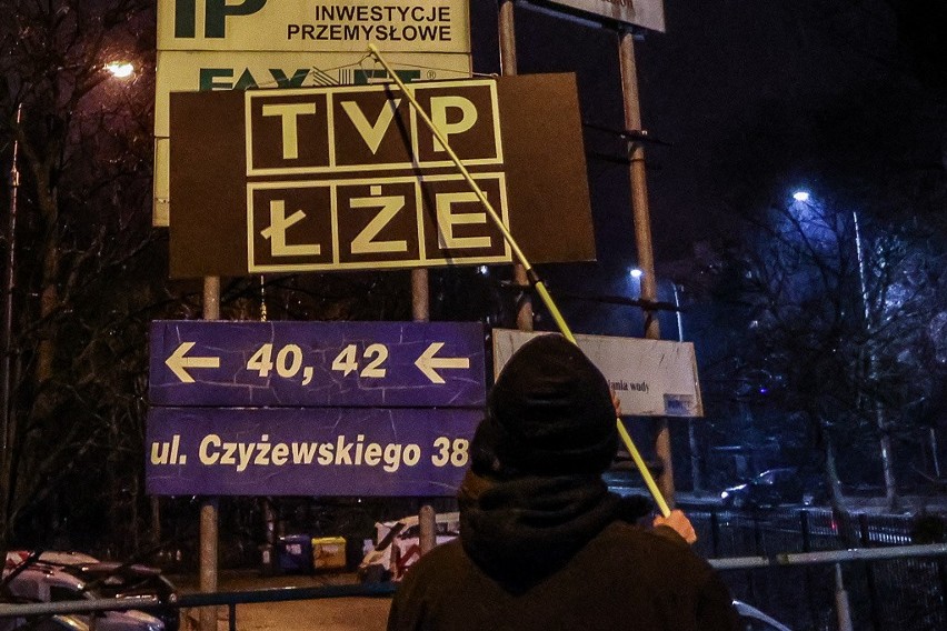Napis "TVP ŁŻE" przed siedzibą telewizji w Gdańsku. Pojawił się tam dzień przed rocznicą zabójstwa Pawła Adamowicza