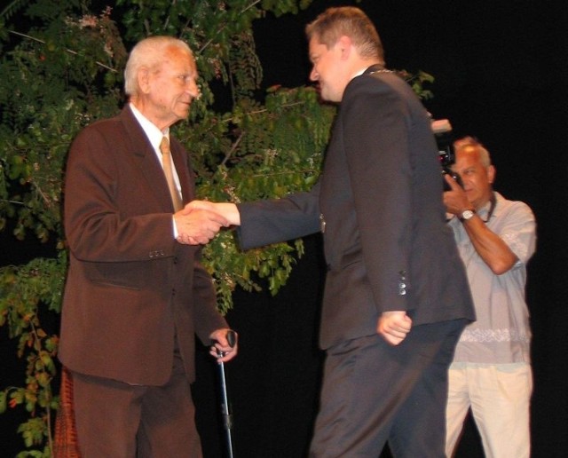 Podczas sesji wręczono najwyższe odznaczenie miejskie Medal Sigillum Civis Virtuti. Otrzymał je 90-letni Adam Watracz (od lewej). Gratulacje składa Norbert Mastalerz prezydent Tarnobrzega.