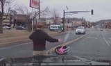 2-letnia dziewczynka z fotelikiem na zakręcie wypadła z samochodu! [FILM]