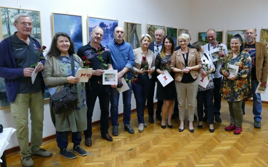 Autorzy pokazywanych prac z komisarz wystawy Kamilą...
