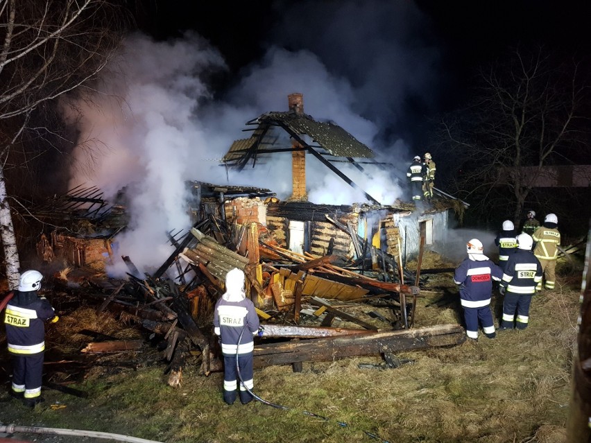 Pożar niezamieszkałego domu w Ochojnie. Obiektu nie udało...