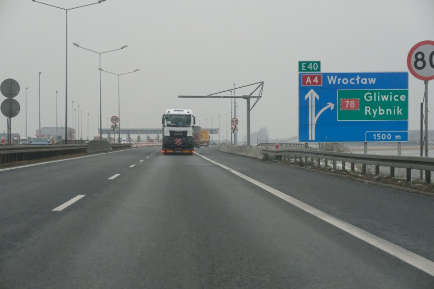 Ruch na wjeździe na płatny odcinek autostrady A4 w Sośnicy...
