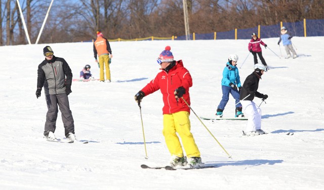 Pracują dwa wyciągi narciarskie. Na trasie nr 1 jest 90 cm śniegu, a na trasie nr 2 60 cm. Warunki do jazdy są bardzo dobre.Sprawdź, gdzie aktualnie na Podkarpaciu pojeździsz na nartach i snowboardzie.Prezydent Duda na nartach w Szczyrku. Towarzyszył mu prezydent Słowacji