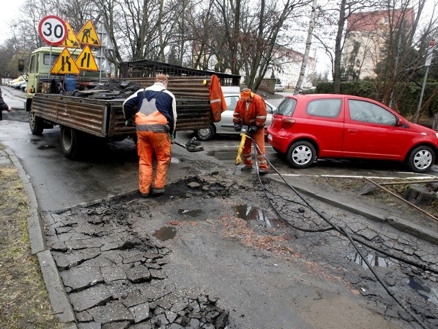 Okazuje się, że naprawa dziur w ul. Włościańskiej jest tymczasowa. Ekipy jeszcze tu wrócą.