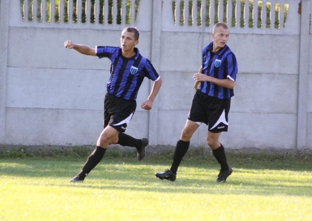 Ukrainiec Andrij Muzyczuk (z lewej) strzelił dla JKS-u dwie bramki.