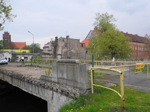 Robotników, którzy mieli rozebrać stary most, na razie nie widać. Być może pokażą się za kilka dni.  