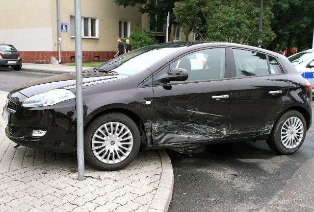 Fiat bravo został uderzony w bok i wyrzucony na chodnik.