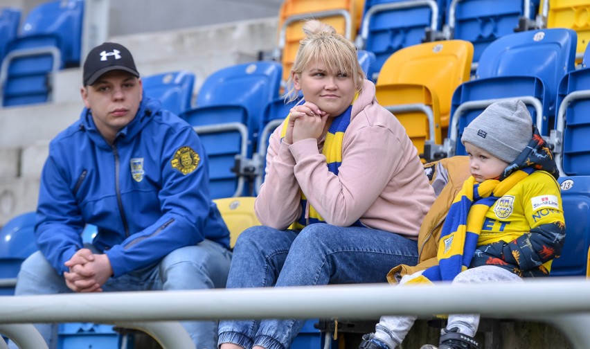 Zachwycające fanki Arki Gdynia! Kibicują i imponują kobiecym wdziękiem. Inne kluby mogą Arce Gdynia pozazdrościć fanek!