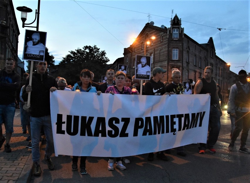 Marsz pamięci Łukasza Porwolika W Świętochłowicach. „Jesteśmy tutaj, żeby się zjednoczyć”. Mężczyzna został zastrzelony