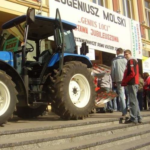 Oryginalny sposób reklamy - traktor ze szkoły rolniczej.