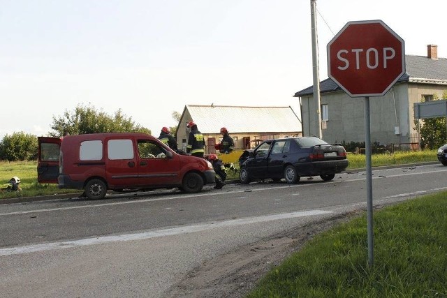 Kierujący osobowym renault wymusił pierwszeństwo na nadjeżdżającym volkswagenie. Okazało się, że 41-latek kierował autem pijany.Zdjęcia pochodzą z fanpage'a OSP Szczuczyn