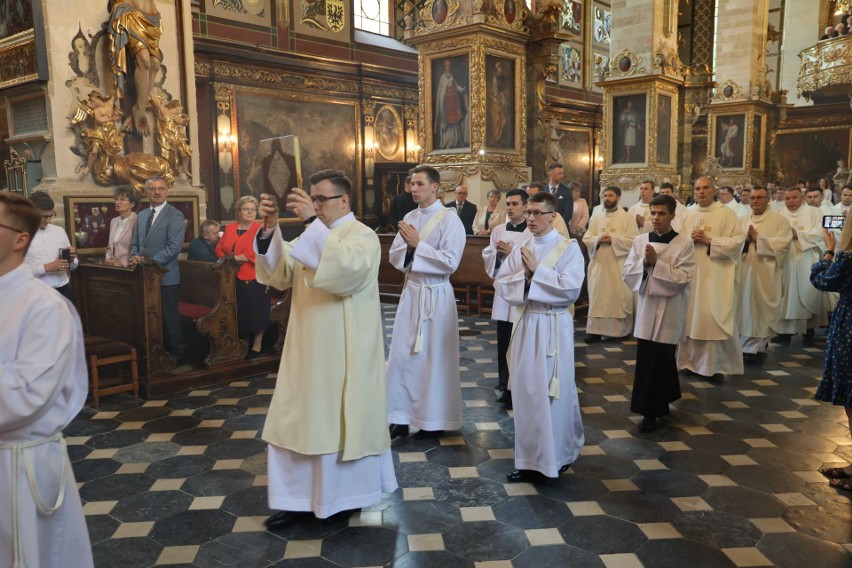 Dwóch diakonów przyjęło święcenia kapłańskie z rąk biskupa sandomierskiego Krzysztofa Nitkiewicza. Zobacz zdjęcia z tego wydarzenia 
